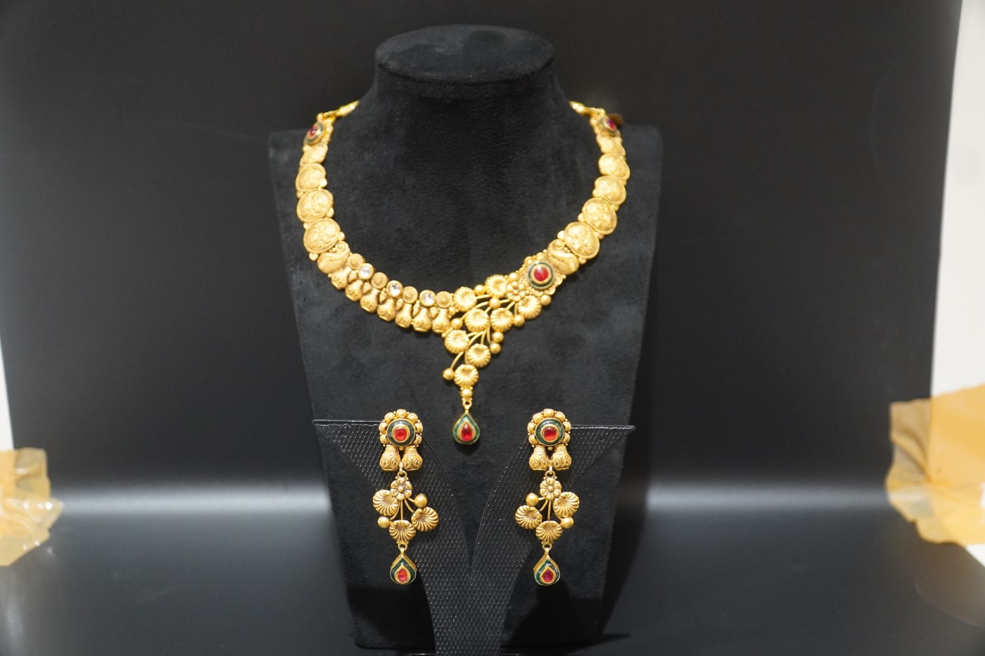 Gold Jewellery Set - H137 view 2