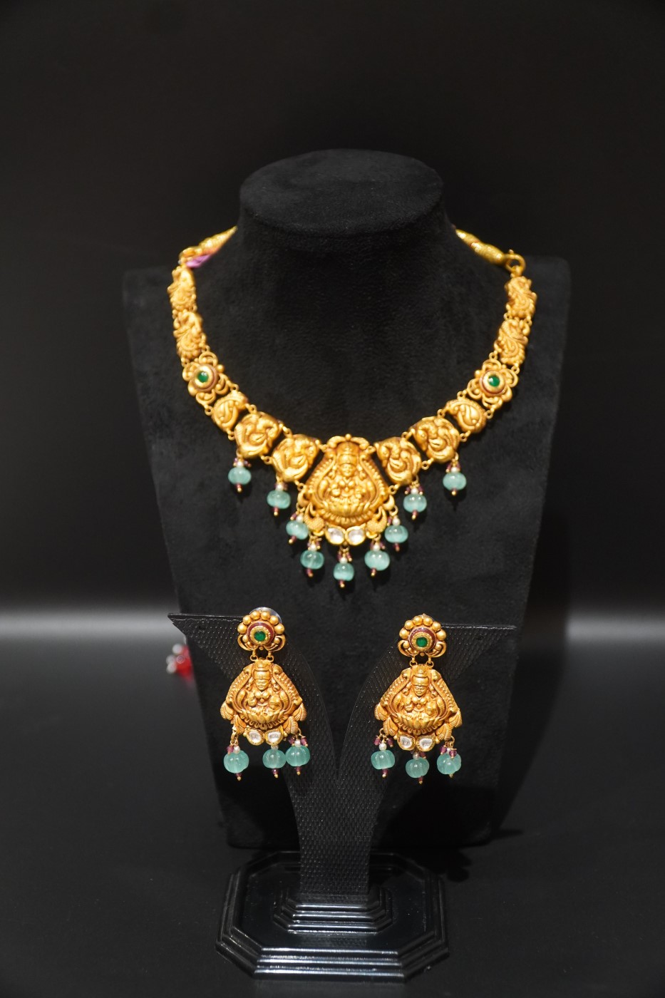 Gold Jewellery Set - N590