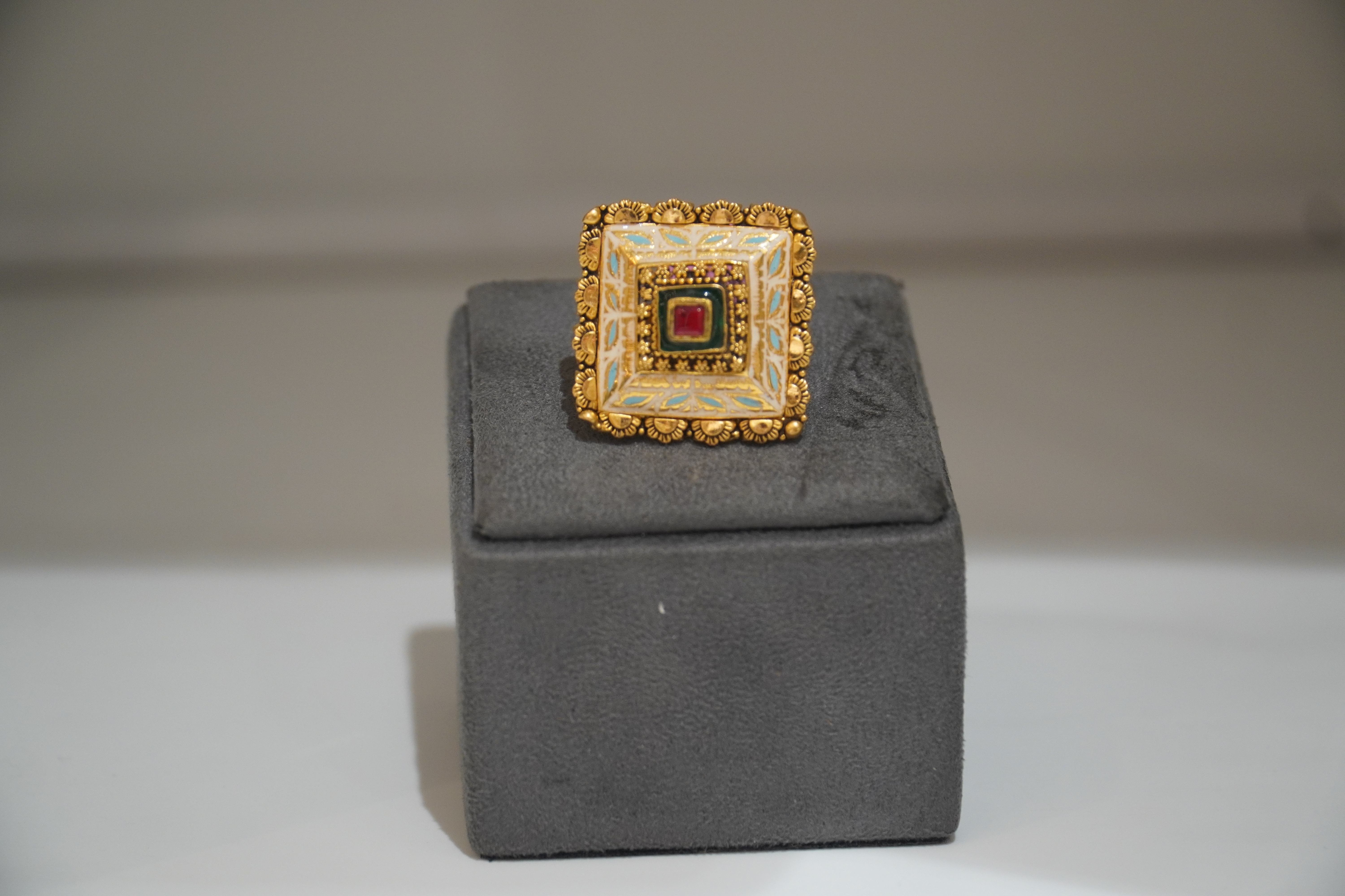 Ladies' Gold Ring - Y119